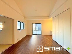 ～穏やかな陽の入るＬＤＫ～
・大きな窓のあるＬＤＫは陽当りも良好で明るい空間となっております。
・ご家族団らんなど過ごす時間の多いＬＤＫが明るいのは嬉しいポイントですね。
