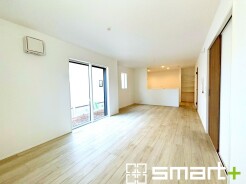 ～穏やかな陽の入るＬＤＫ～
・大きな窓のあるＬＤＫは陽当りも良好で明るい空間となっております。
・ご家族団らんなど過ごす時間の多いＬＤＫが明るいのは嬉しいポイントですね。
(１号棟)