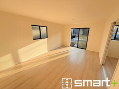 ～穏やかな陽の入るＬＤＫ～
・大きな窓のあるＬＤＫは陽当りも良好で明るい空間となっております。
・ご家族団らんなど過ごす時間の多いＬＤＫが明るいのは嬉しいポイントですね。
(２-Ｌ号棟)
