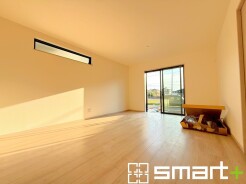 ～穏やかな陽の入るＬＤＫ～
・大きな窓のあるＬＤＫは陽当りも良好で明るい空間となっております。
・ご家族団らんなど過ごす時間の多いＬＤＫが明るいのは嬉しいポイントですね。
