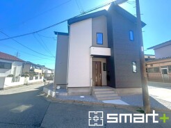 ～シックな色彩の外観を採用～
・外壁に濃い色を採用する事でモダンな印象のシックな外観となっております。
・高級感も出るので毎日家に帰るのが誇らしくなります。ぜひ現地でご確認くださいませ。
