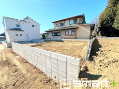 ～ベタ基礎でしっかりとした土台～
・コンクリートの中に鉄筋を配し強度を高めた「ベタ基礎」を採用。
・しっかりとした土台を造ったうえで、その上に建物が築造されていきます。
