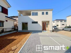 ～シンプルかつオシャレな白い外観～
・外壁をホワイトカラーにする事でクラシカルな印象の外観になりますね。
・高級感も出るので毎日家に帰るのが誇らしくなります。ぜひ現地でご確認くださいませ。
