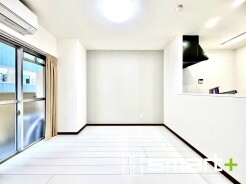 ～穏やかな陽の入るＬＤＫ～
・大きな窓のあるＬＤＫは陽当りも良好で明るい空間となっております。
・ご家族団らんなど過ごす時間の多いＬＤＫが明るいのは嬉しいポイントですね。
