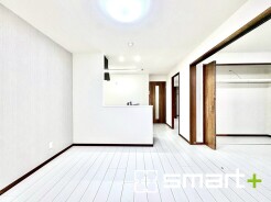 ～家族団らんにピッタリの広々リビング～
・自然の光が降り注ぐ明るいLDKは家族団らんにピッタリ。
・隣接の洋室を続き間として利用すれば１４帖超のゆとりある空間になります。
