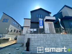 ～モダンな印象を与える外観～
・シックな色彩の２トーンカラーを採用する事でモダンでお洒落な印象の外観となっております。
・毎日家に帰ってくることが誇らしくなる高級感のある仕様。
(2号棟)