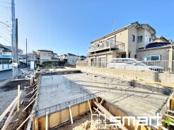 ～ベタ基礎でしっかりとした土台～
・コンクリートの中に鉄筋を配し強度を高めた「ベタ基礎」を採用。
・しっかりとした土台を造ったうえで、その上に建物が築造されていきます。
