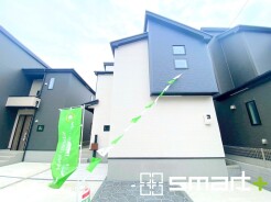～スタイリッシュな外観～
・外壁はシックな色彩でデザイン性に優れた見た目となっております。
・ホワイトに重厚感のある濃い目のカラーの指し色を入れることによって、オシャレな外観に。
