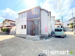 ～スタイリッシュな外観～
・ホワイトに重厚感のある濃い目のカラーの指し色を入れることによって、スタイリッシュでオシャレな外観に。
・ホワイトとグレーのツートンカラーでオシャレな外観です。
