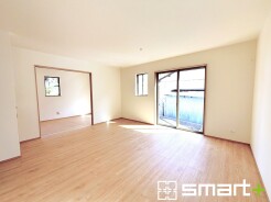 ～穏やかな陽の入るＬＤＫ～
・大きな窓のあるＬＤＫは陽当りも良好で明るい空間となっております。
・ご家族団らんなど過ごす時間の多いＬＤＫが明るいのは嬉しいポイントですね。
