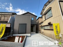 ～シックな色彩の外観を採用～
・外壁に濃い色を採用する事でモダンな印象のシックな外観となっております。
・高級感も出るので毎日家に帰るのが誇らしくなります。ぜひ現地でご確認くださいませ。
