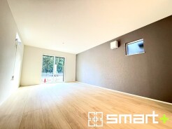 ～穏やかな陽の入るＬＤＫ～
・大きな窓のあるＬＤＫは陽当りも良好で明るい空間となっております。
・ご家族団らんなど過ごす時間の多いＬＤＫが明るいのは嬉しいポイントですね。
