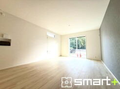 ～穏やかな陽の入るＬＤＫ～
・大きな窓のあるＬＤＫは陽当りも良好で明るい空間となっております。
・ご家族団らんなど過ごす時間の多いＬＤＫが明るいのは嬉しいポイントですね。
