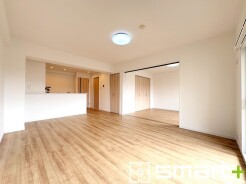 ～家族団らんにピッタリの広々リビング～
・自然の光が降り注ぐ明るいLDKは家族団らんにピッタリ。
・隣接の洋室を続き間として利用すれば２３帖の広々空間になります。
