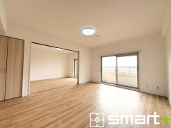 ～穏やかな陽の入るＬＤＫ～
・大きな窓のあるＬＤＫは陽当りも良好で明るい空間となっております。
・ご家族団らんなど過ごす時間の多いＬＤＫが明るいのは嬉しいポイントですね。
