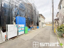 ～閑静な住宅街の立地～
・周辺は閑静な住宅街となっておりますので、静かな暮らしをご実現いただけます。
・前面道路の交通量も多くないので、小さなお子様がいるご家庭でもご安心ですね。
