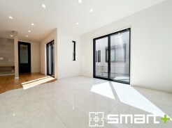 ～穏やかな陽の入るＬＤＫ～
・大きな窓のあるＬＤＫは陽当りも良好で明るい空間となっております。
・ご家族団らんなど過ごす時間の多いＬＤＫが明るいのは嬉しいポイントですね。
