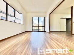 ～穏やかな陽の入るＬＤＫ～
・大きな窓のあるＬＤＫは陽当りも良好で明るい空間となっております。
・ご家族団らんなど過ごす時間の多いＬＤＫが明るいのは嬉しいポイントですね。
