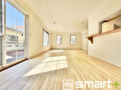 ～穏やかな陽の入るＬＤＫ～
・大きな窓のあるＬＤＫは陽当りも良好で明るい空間となっております。
・ご家族団らんなど過ごす時間の多いＬＤＫが明るいのは嬉しいポイントですね。
