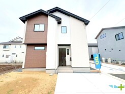 ～モダンな印象の外観～
・ホワイトカラーに木目調をアクセントとしたことで温かみのある落ち着いた印象の外観。
・幅広いテイストにマッチし、高級感を与えてくれるデザインに仕上げました。
