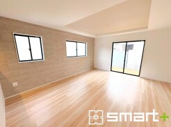 ～穏やかな陽の入るＬＤＫ～
・大きな窓のあるＬＤＫは陽当りも良好で明るい空間となっております。
・ご家族団らんなど過ごす時間の多いＬＤＫが明るいのは嬉しいポイントですね。
