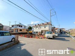 ～開放感ある角地のお住まい～
・２方向が空く事で開放感のある角地に位置しております。
・窮屈な感じが無く、ゆったりと暮らせるこの魅力をぜひ現地でご体感くださいませ。
