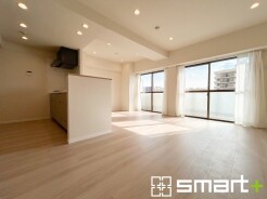 ～穏やかな陽の入るＬＤＫ～
・大きな窓のあるＬＤＫは陽当りも良好で明るい空間となっております。
・ご家族団らんなど過ごす時間の多いＬＤＫが明るいのは嬉しいポイントですね。
