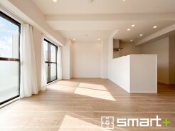 ～穏やかな陽の入るＬＤＫ～
・大きな窓のあるＬＤＫは陽当りも良好で明るい空間となっております。
・ご家族団らんなど過ごす時間の多いＬＤＫが明るいのは嬉しいポイントですね。
