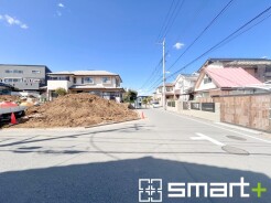 ～十分な広さのある前面道路～
・前面道路は約６ｍございますので、お車でのすれ違いも楽々で余計なストレスがかかりません。
・日々お車での移動が多い方には大切なポイントですね。
(１号棟)