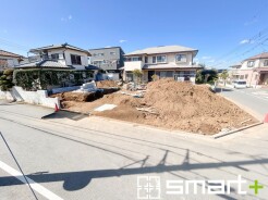 ～閑静な住宅街の立地～
・周辺は閑静な住宅街となっておりますので、静かな暮らしをご実現いただけます。
・前面道路の交通量も多くないので、小さなお子様がいるご家庭でもご安心ですね。
