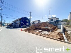 ～陽当りの良い南道路の立地～
・南側に道路がございますので、穏やかな陽の入る陽当り良好なお住まい。
・将来的にも陽当りが確保されているのが嬉しいポイントですね。
