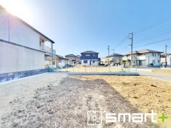 ～閑静な住宅街の立地～
・周辺は閑静な住宅街となっておりますので、静かな暮らしをご実現いただけます。
・前面道路の交通量も多くないので、小さなお子様がいるご家庭でもご安心ですね。
