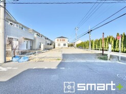 ～閑静な住宅街の立地～
・周辺は閑静な住宅街となっておりますので、静かな暮らしをご実現いただけます。
・前面道路の交通量も多くないので、小さなお子様がいるご家庭でもご安心ですね。
