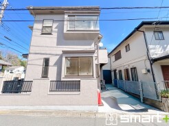 ～開放感ある角地のお住まい～
・２方向が空く事で開放感のある角地に位置しております。
・窮屈な感じが無く、ゆったりと暮らせるこの魅力をぜひ現地でご体感くださいませ。
