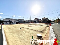 ～閑静な住宅街の立地～
・周辺は閑静な住宅街となっておりますので、静かな暮らしをご実現いただけます。
・前面道路の交通量も多くないので、小さなお子様がいるご家庭でもご安心ですね。
