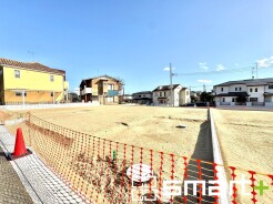 ～閑静な住宅街の立地～
・周辺は閑静な住宅街となっておりますので、静かな暮らしをご実現いただけます。
・前面道路の交通量も多くないので、小さなお子様がいるご家庭でもご安心ですね。
