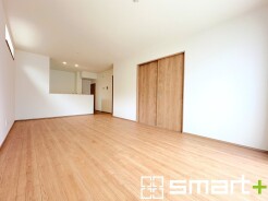 ～ナチュラルな色彩のＬＤＫ～
・自然な風合いの色味で纏められたＬＤＫは家具のコーディネートもしやすくなっております。
・どんなインテリアにするか、考えるだけでも楽しくなりますね。
