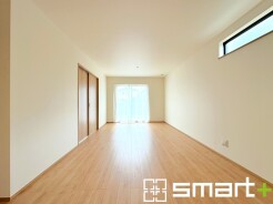 ～穏やかな陽の入るＬＤＫ～
・大きな窓のあるＬＤＫは陽当りも良好で明るい空間となっております。
・ご家族団らんなど過ごす時間の多いＬＤＫが明るいのは嬉しいポイントですね。