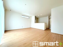 ～窓からはたっぷりの陽光～
・穏やかな陽だまりに包まれる居心地の良いＬＤＫは、ご家族が自然と集まる憩いのスペースに。
・家事をしながらご家族との会話が楽しめる人気のカウンターキッチンも魅力。
