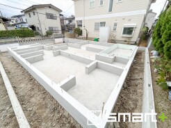 ～ベタ基礎でしっかりとした土台～
・コンクリートの中に鉄筋を配し強度を高めた「ベタ基礎」を採用。
・しっかりとした土台を造ったうえで、その上に建物が築造されていきます。
