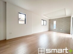 ～余裕の空間が広がるＬＤＫ～
・１８.３帖あるＬＤＫはご家族団らんのお時間を余裕の広さで演出してくれます。
・ご内覧の際は家具の配置などもイメージしながらご覧くださいませ。
