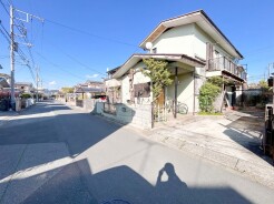 ～十分な広さのある前面道路～
・前面道路は約６ｍございますので、お車でのすれ違いも楽々で余計なストレスがかかりません。
・日々お車での移動が多い方には大切なポイントですね。
