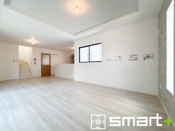 ～リビングイン階段を採用～
・リビングイン階段なので２階へ行く際、降りる際に必ずリビングを通る「ご家族の顔が見える」仕様。
・家族の距離が近づく間取となっております。
