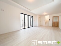 ～余裕の空間が広がるＬＤＫ～
・２０帖あるＬＤＫはご家族団らんのお時間を余裕の広さで演出してくれます。
・ご内覧の際は家具の配置などもイメージしながらご覧くださいませ。
