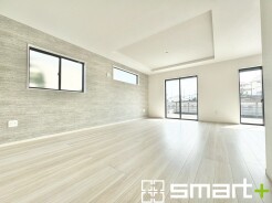 ～余裕の空間が広がるＬＤＫ～
・22.1帖あるＬＤＫはご家族団らんのお時間を余裕の広さで演出してくれます。
・ご内覧の際は家具の配置などもイメージしながらご覧くださいませ。
