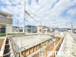 ～ベタ基礎でしっかりとした土台～
・コンクリートの中に鉄筋を配し強度を高めた「ベタ基礎」を採用。
・しっかりとした土台を造ったうえで、その上に建物が築造されていきます。
