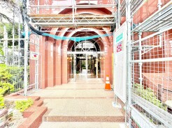 ～管理の行き届いたエントランス～
・お住まいの「顔」でもあるエントランス。管理会社の方でしっかりと管理されております。
・ぜひ現地でご体感くださいませ。
