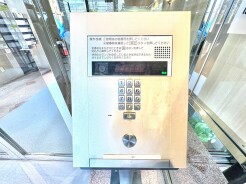 ～オートロック付きでセキュリティも安心～
一人暮らしやお子さまのいる家庭にもおすすめです。
