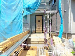 ～ご家族を守る「耐震等級３」～
・住宅性能評価において「耐震等級３」を取得。地震に強い家であることが証明されております。
・倒壊の恐れが低くなりますので、地震保険が半額になるメリットも。
(1号棟)