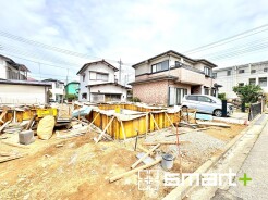～ベタ基礎でしっかりとした土台～
・コンクリートの中に鉄筋を配し強度を高めた「ベタ基礎」を採用。
・しっかりとした土台を造ったうえで、その上に建物が築造されていきます。
